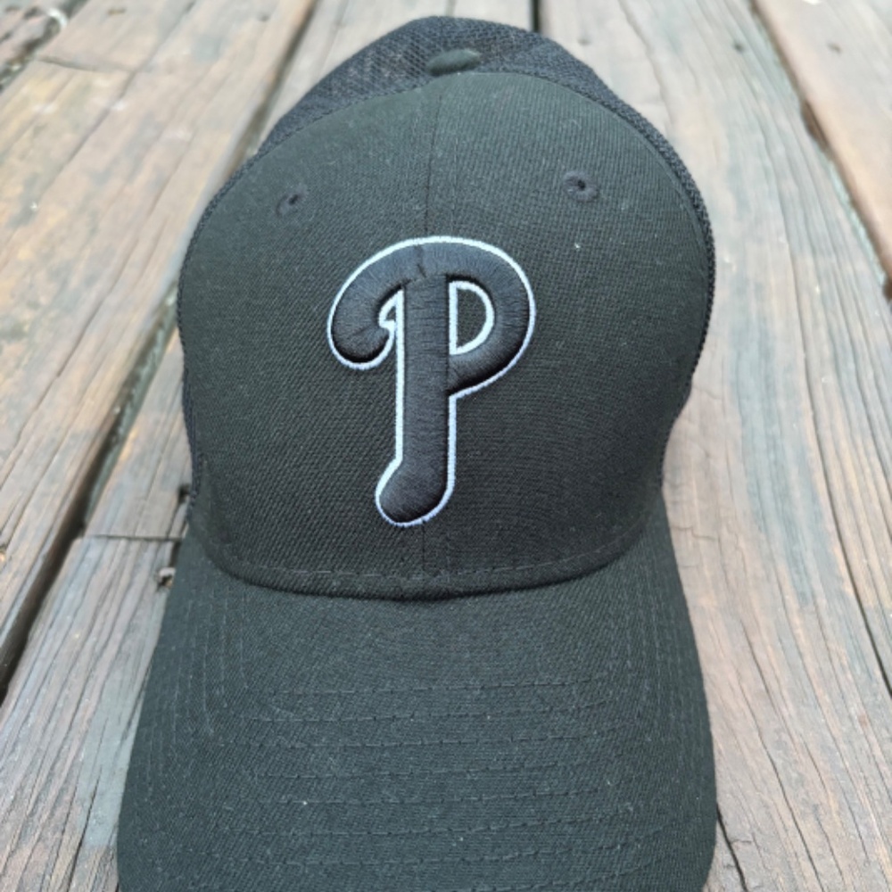 New Era Men's Philadelphia Phillies Black 39Thirty Fitted Baseball Cap M/L